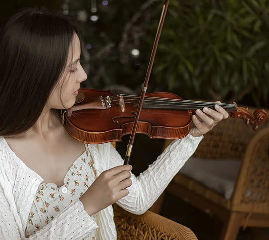 A beautiful woman is playing the violin Fiddlover