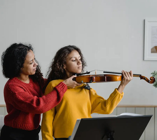 Fiddlover news Teacher instructing students violin poses