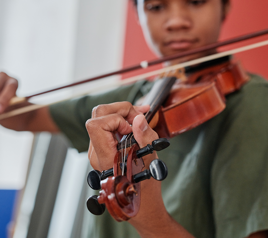 boy playinging the violin-Fiddlover Blog