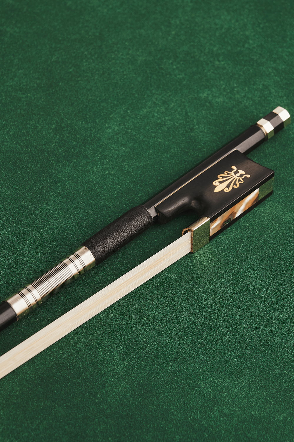 4/4 Carbon Fiber Violin Bow B233 (Carved Frog)