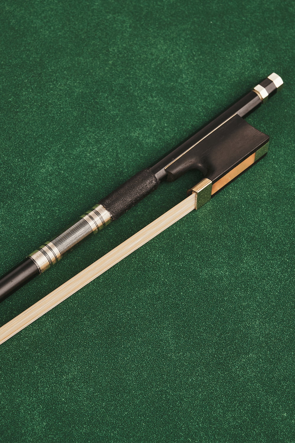 4/4 Obsidian Frog Carbon Fiber Bow B234