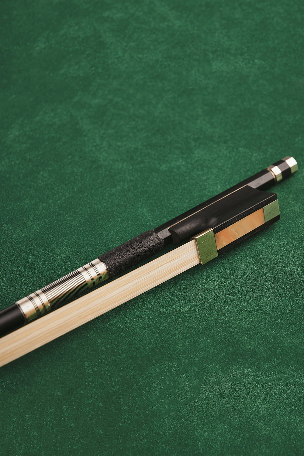 4/4 Obsidian Frog Carbon Fiber Bow B234